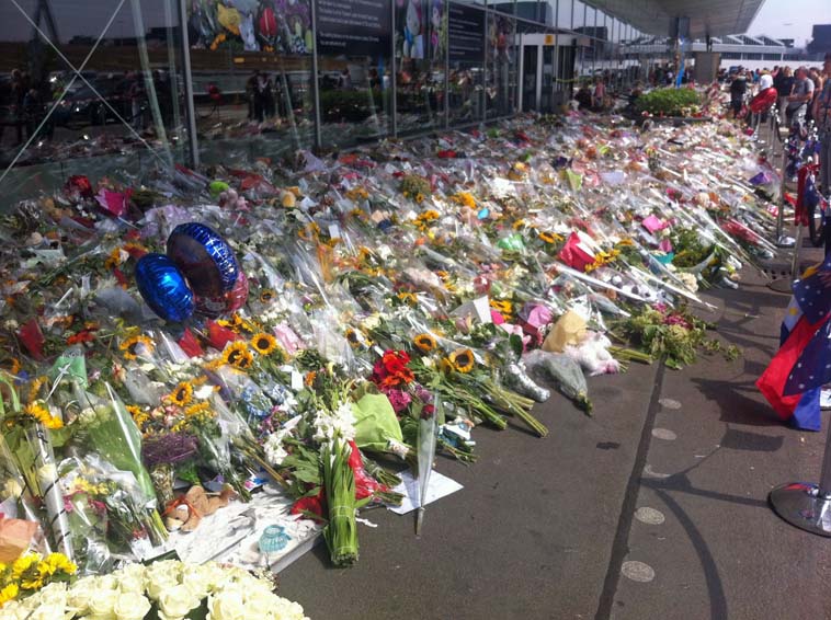 Bloemen_MH17_Schiphol