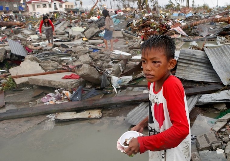 Jongetje_in_Tacloban